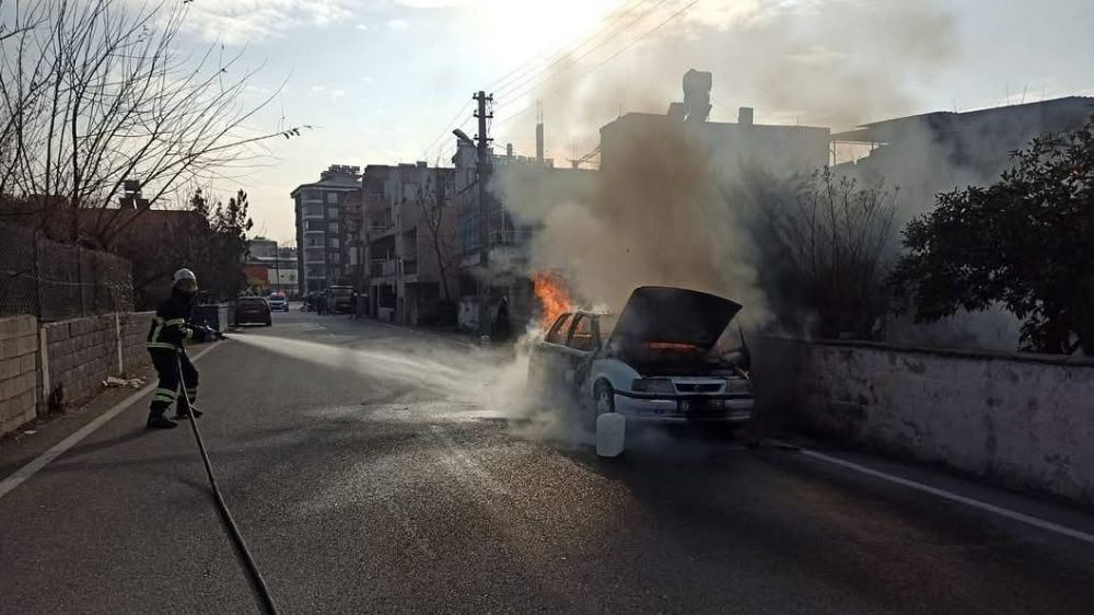 Hatay Payas’ta hareket halindeki otomobilde yangın! Alevlere teslim oldu