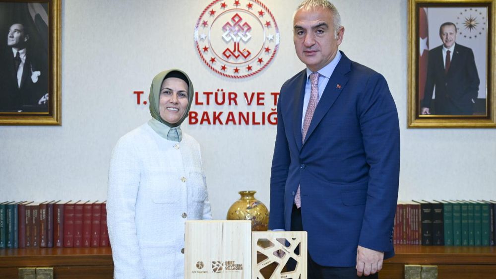 İbradı Belediye Başkanı Sekmen Birleşmiş Milletler Turizm Teşkilatı tarafından verilen ödülü Bakan Mehmet Nuri Ersoy’dan Aldı