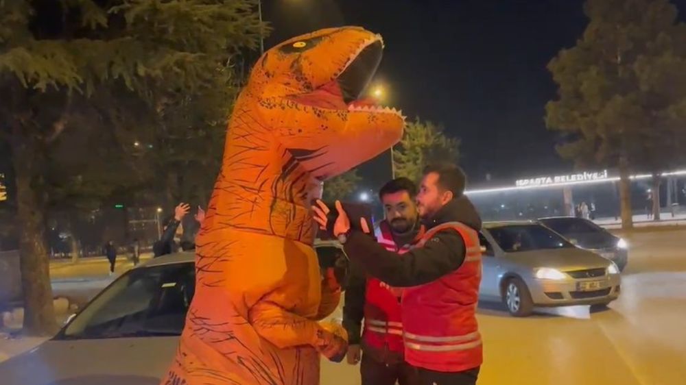 Isparta'da polis dinozorun GBT'sini sorguladı Sorgulama sırasında polisler kahkahalarını tutamadı