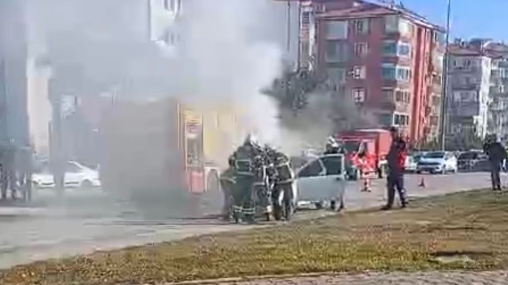 Isparta'da seyir halindeki otomobilde yangın çıktı 