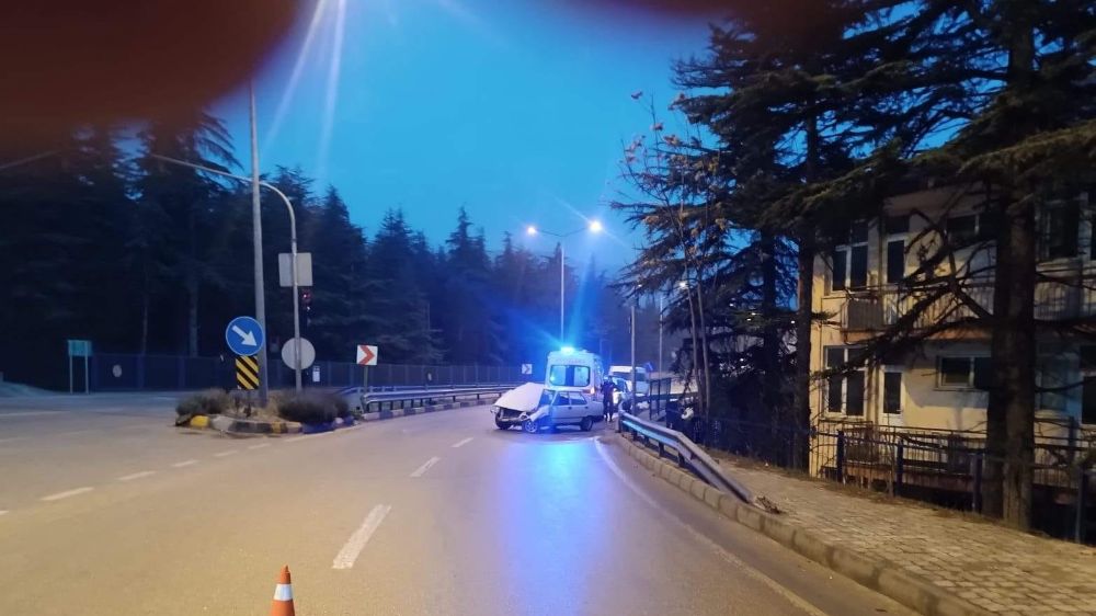 Isparta'da sis ve buzlanma kazası 2 yaralı, araç kullanılamaz hale geldi