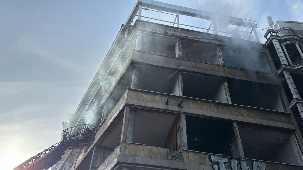 İstanbul'da 6 katlı binada çıkan yangın korkuttu