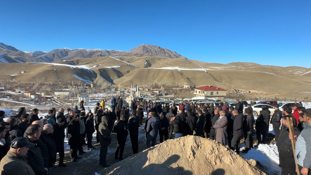 İstanbul'da pompalı tüfeğin ateş alması sonucu hayatını kaybeden 17 yaşındaki genç, Hakkari'de defnedildi