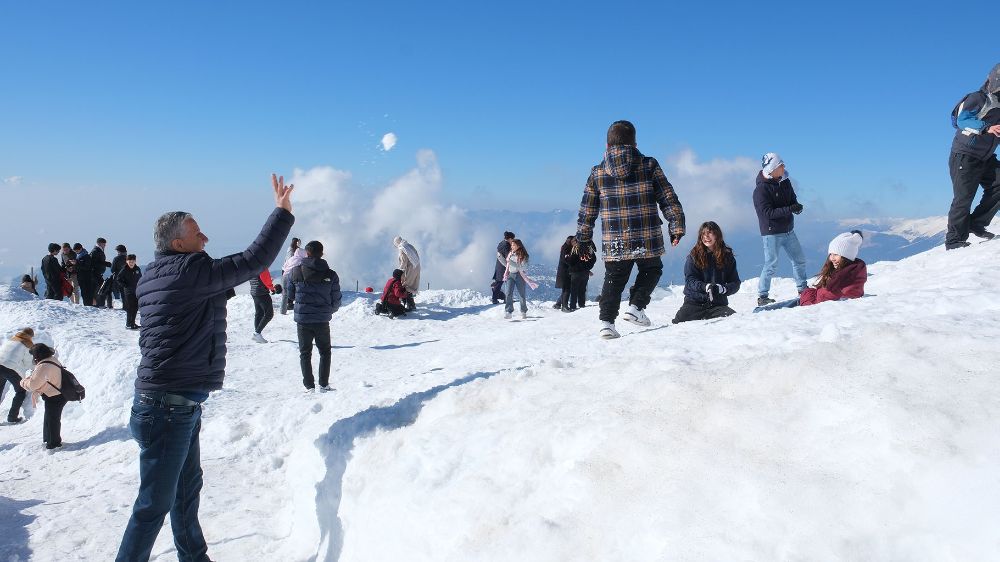 Kemer Belediye Başkanı’ndan öğrencilere kar keyfi ve motivasyon desteği