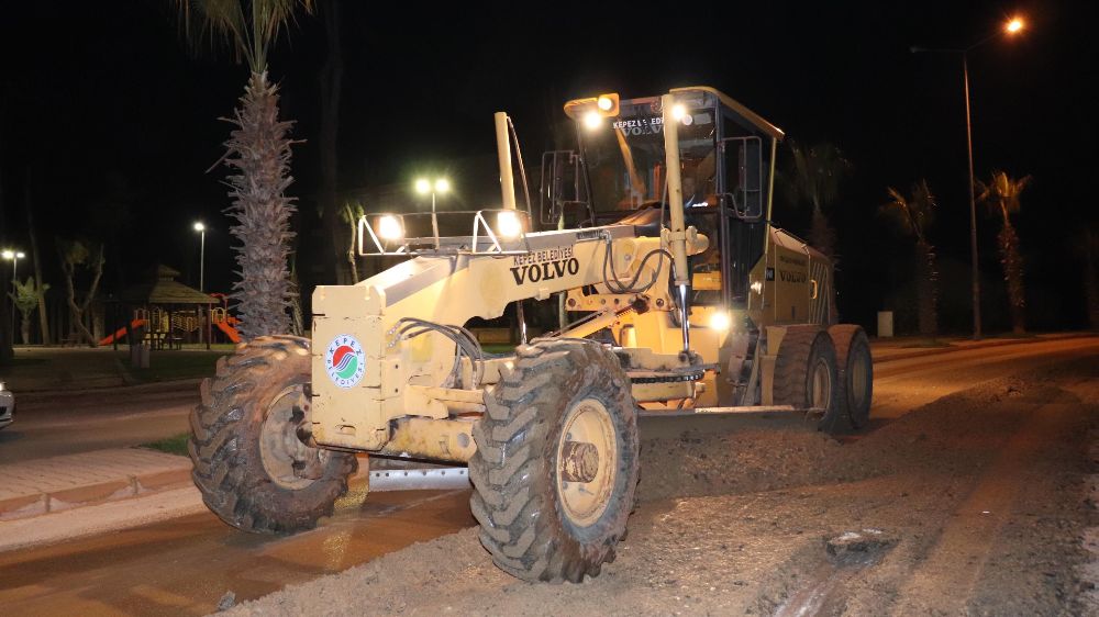 Kepez'de Şahinbey Caddesi'nde gece bakım ve onarım çalışmaları başlatıldı