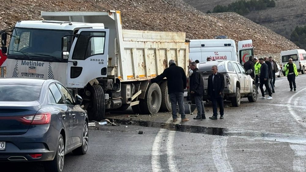 Kırşehir Boztepe trafik kazası! Buzlanmada araç ile kamyon çarpıştı 4 yaralı