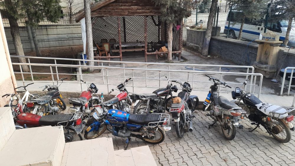 Kırşehir'de polis ekiplerinden denetim şase ve motor numarası kazınmış 8 motosiklet ele geçirildi