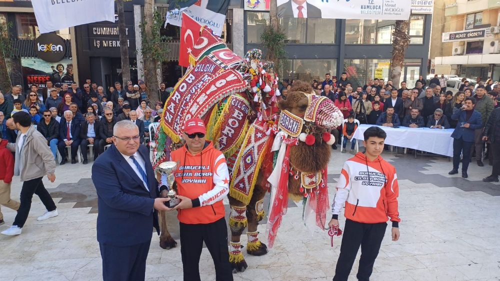 Kumluca’da geleneksel renkli yarışma En süslü deve Çılgın Boran seçildi