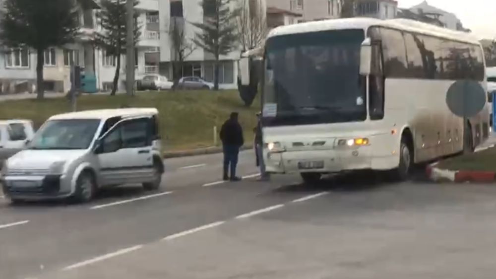 Kütahya'da kaza işçi servisi önündeki araca çarptı 