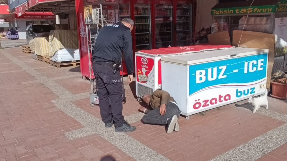  Manavgat'ta alkol ve kolonya etkisi Kaldırımda sızan şahıs hastaneye kaldırıldı