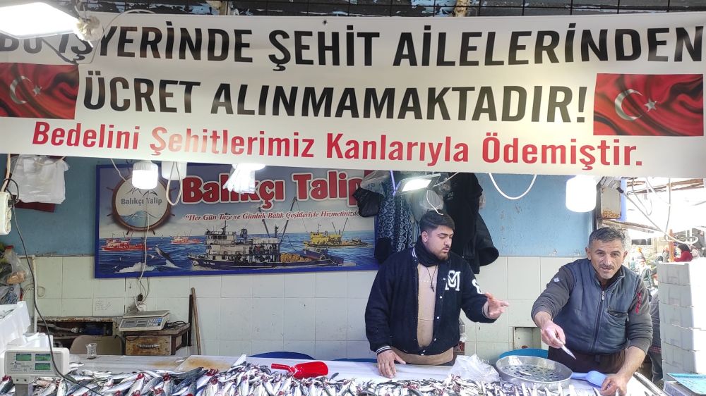 Manisa'da balıkçı örnek davranışıyla takdir topluyor Şehit ailelerine ücret almıyor