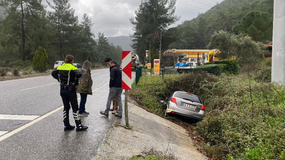 Marmaris’te korkutan kaza Araç su kanalına uçtu, 1 yaralı