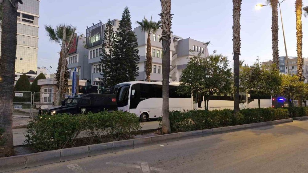 Mersin’de DEM Partili Akdeniz Belediye Başkanı Hoşyar Sarıyıldız gözaltına alındı