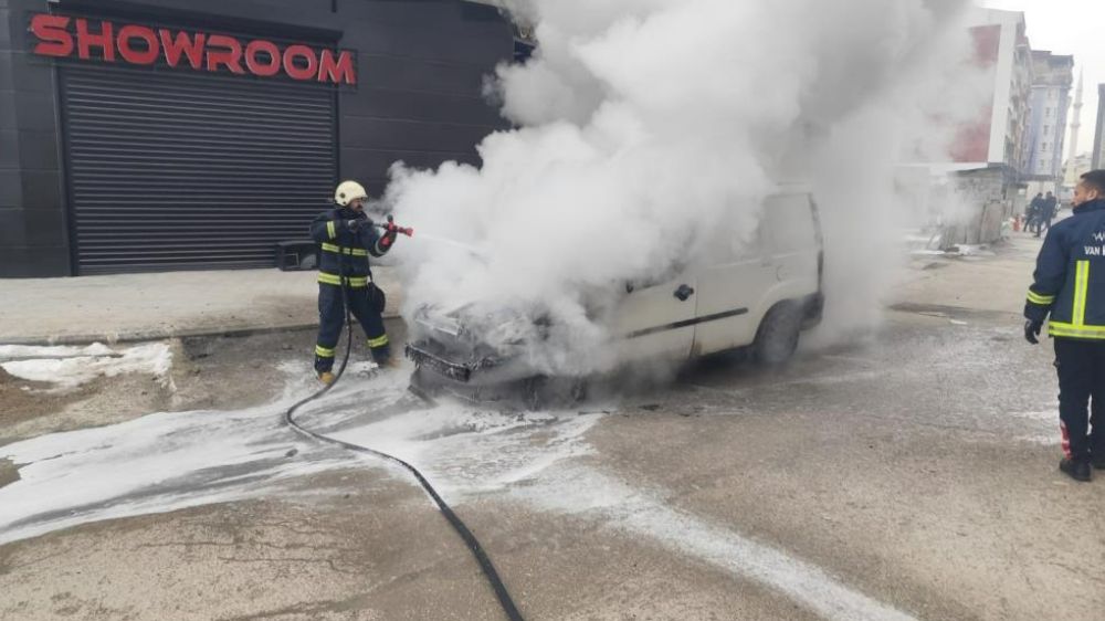 Van İpekyolu son dakika haberi! Kamyonet alevlere teslim