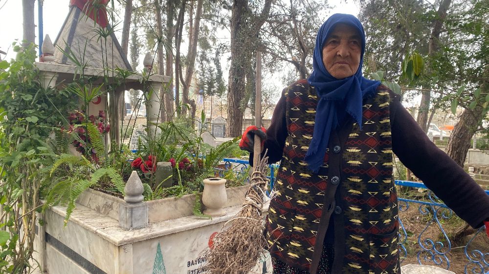 75 Yaşındaki Raziye Atik, 20 yıldır her gün mezarlığı temizliyor