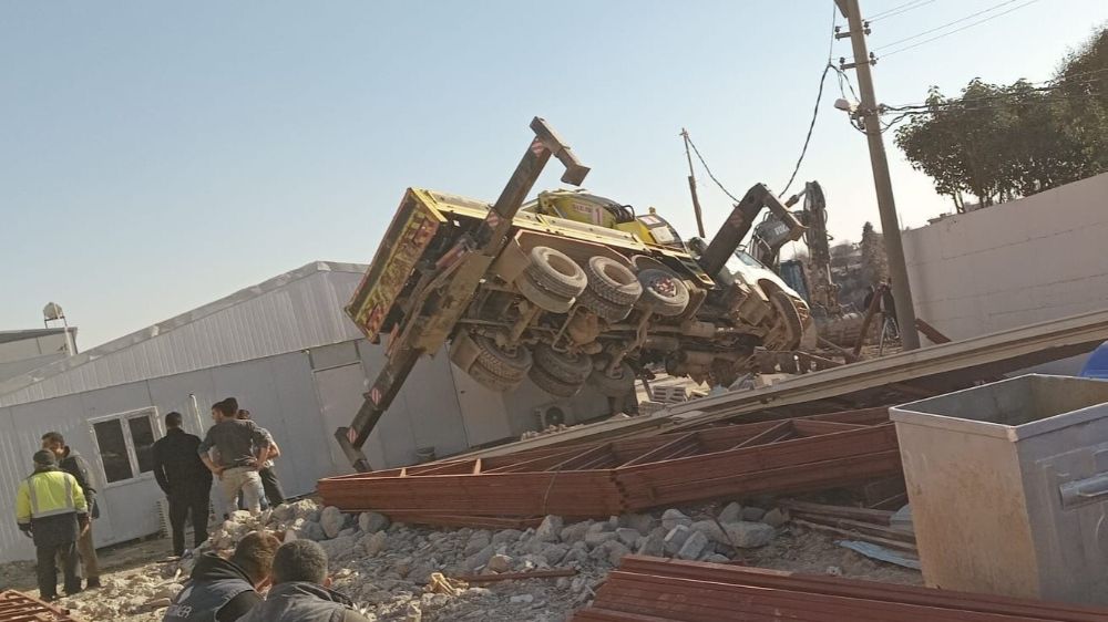 Adıyaman'da yüke dayanamayan vinç devrildi