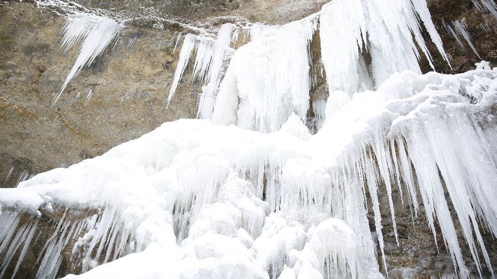 Afyon'da birçok şelale ve gölet dondu