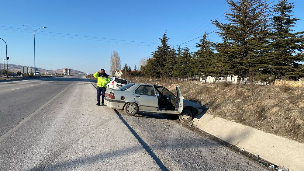 Afyonkarahisar'da trafik kazası! 3 kişi yaralandı