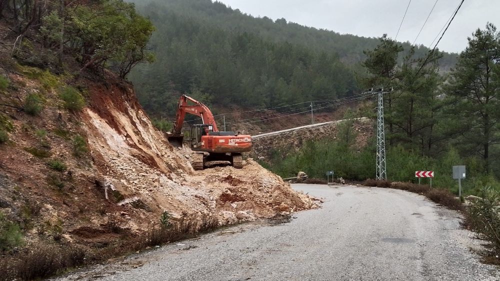 Alanya'da kırsal yollarda güvenlik için viraj düzenlemesi yapılıyor