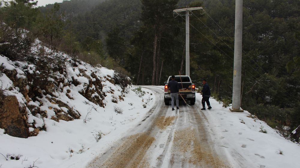 Antalya Büyükşehir Belediyesi, kırsal yolları açık tutmak için tuzlama çalışmalarına devam ediyor