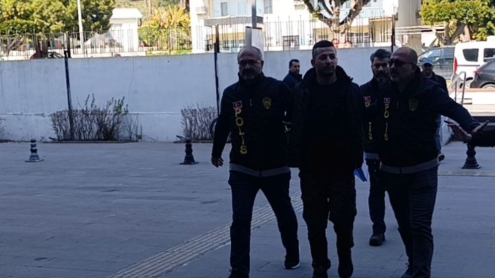 Antalya'da aranan şüpheli, polisi karşısında görünce intihara kalkıştı, tutuklandı