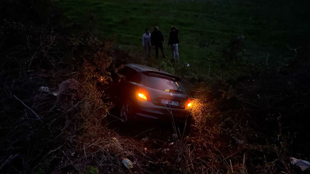 Antalya'da direksiyon hakimiyetini kaybeden otomobil şarampole uçtu 