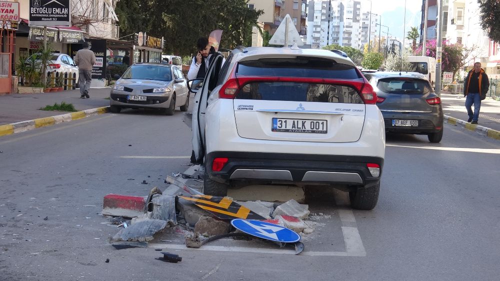 Antalya'da dur tabelasına uymayan otomobil kaza yaptı