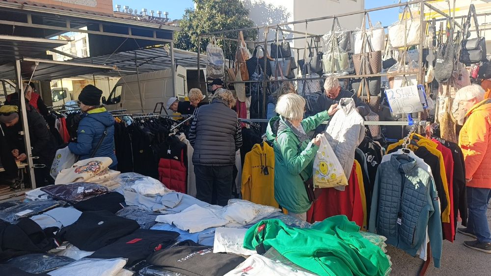 Antalya'da fırtına ve soğuk hava pazarını etkiledi