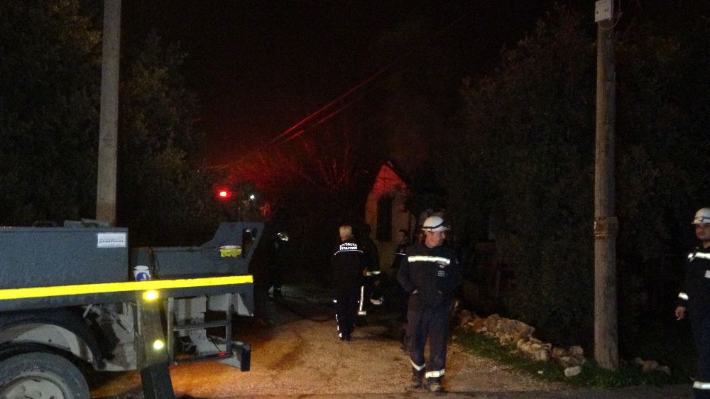 Antalya'da gecekonduda çıkan yangın korkuttu 