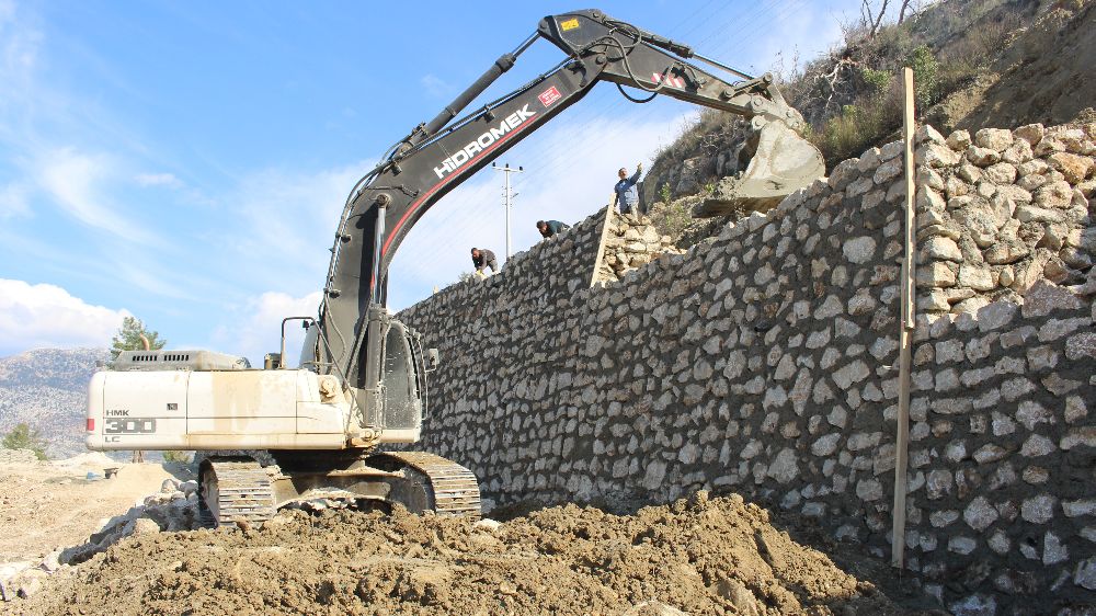 Antalya’da heyelan riski taşıyan yollarda istinat duvarı ve genişletme çalışmaları başladı