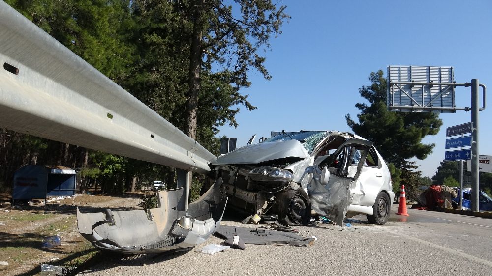 Antalya 'da kaza emniyet kemeri hayat kurtardı