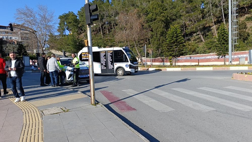 Antalya'da kaza hafif ticari araç ile yaya çarpıştı 