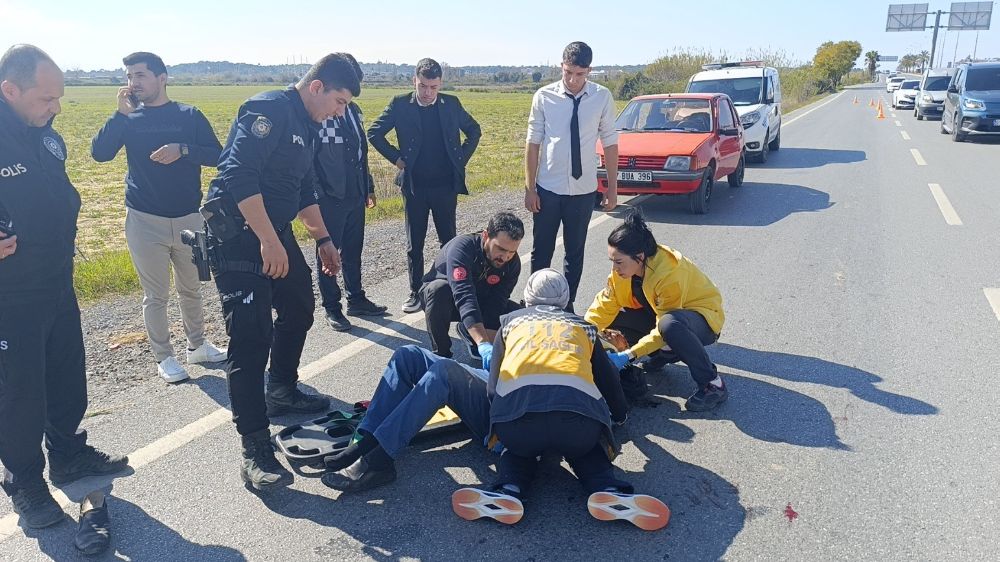 Antalya'da kaza motosiklet ile otomobil çarpıştı motosiklet sürücü yaralandı