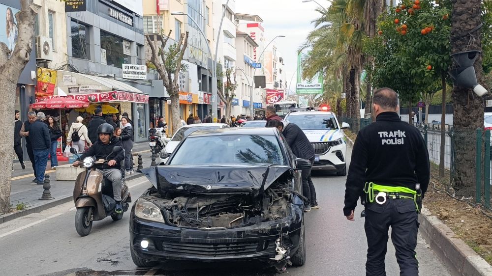 Antalya'da kaza okul servisine otomobil arkadan çarptı