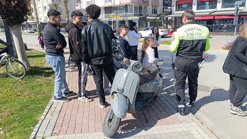 Antalya'da kaza otomobil ile elektrikli bisiklet çarpıştı 