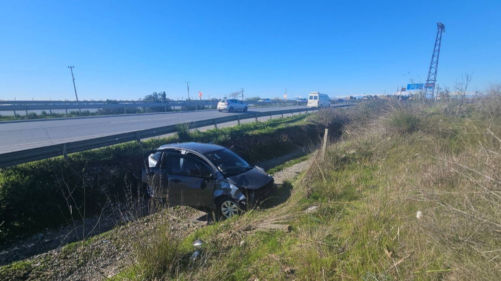 Antalya'da kaza otomobil şarampole devrildi sürücü yaralandı