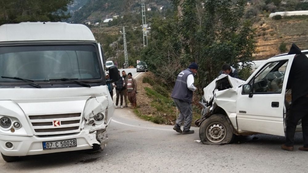 Antalya'da öğrenci servisi ile kamyonet çarpıştı 24 yaralı 