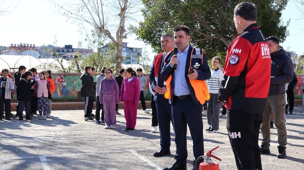 Antalya'da öğrencilere Afet farkındalık eğitimi ve tatbikatı