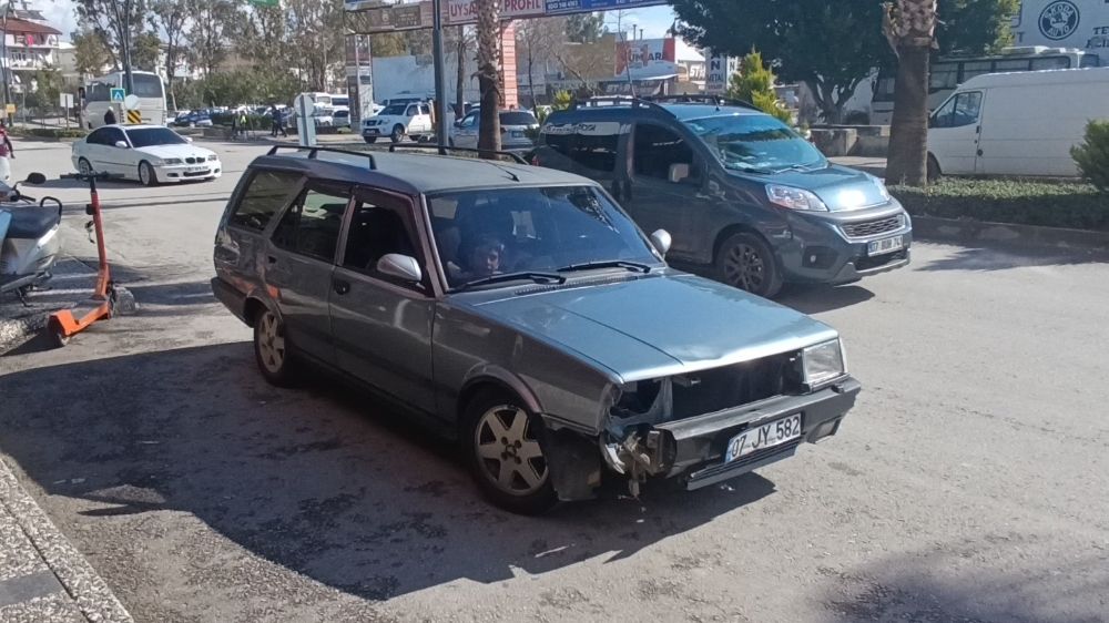 Antalya'da plakasız motosikletle otomobil çarpıştı, sürücüye 15 bin TL ceza