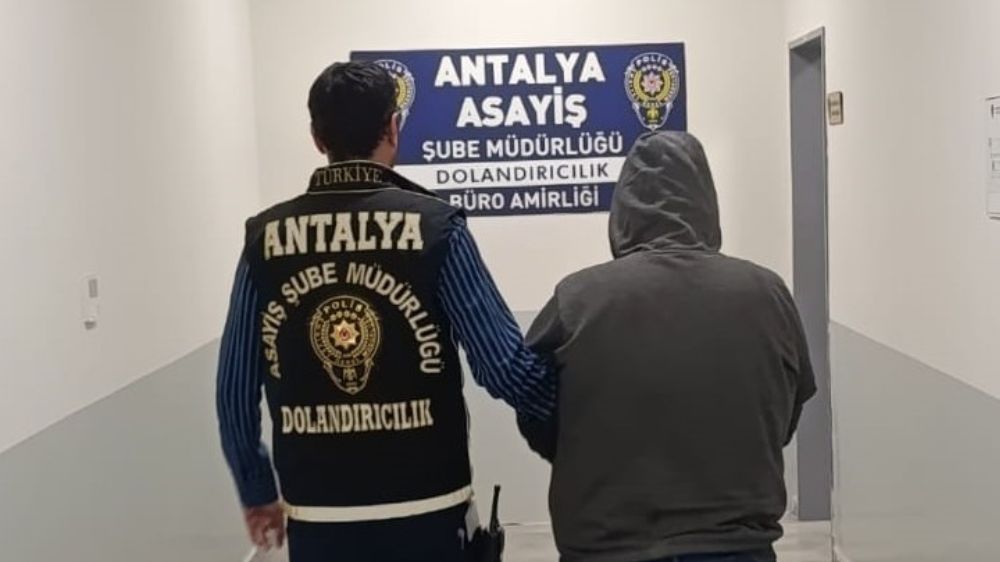 Antalya'da 'Polis' diye kendini tanıtarak 32 milyon lira dolandıran şüpheli yakalandı