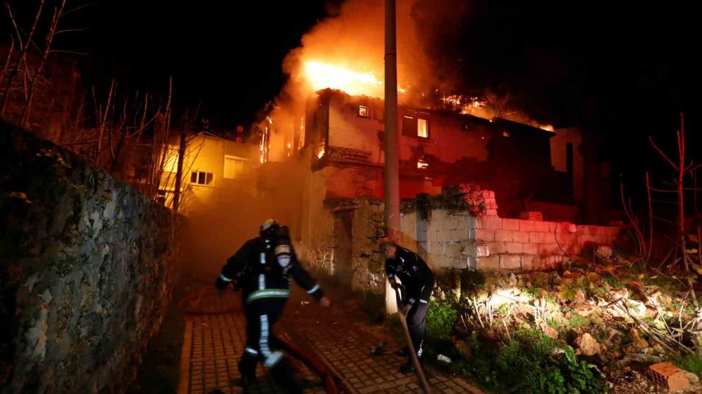 Antalya’da tarihi evler bir bir yanıyor , mahalleli sokağa döküldü