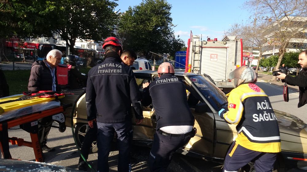 Antalya'da trafik kazası araçta sıkışan 1 kişi yaralandı