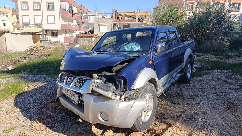 Antalya'da trafik kazası kamyonet istinat duvarına çarptı 