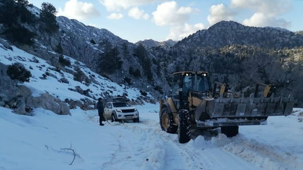 Antalya’da yayla dönüşü kar ve tipi nedeniyle  araçlarıyla yolda mahsur kalan 3 kişi kurtarıldı