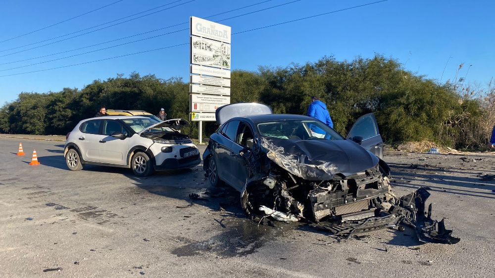 Antalya'da zincirleme kaza İki otomobil ile yolcu midibüsü çarpıştı 