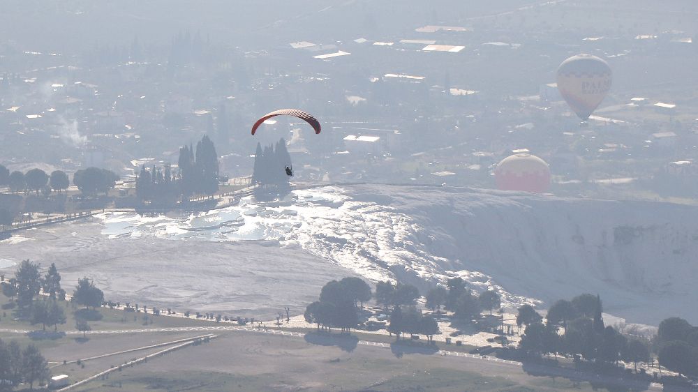 Balon turlarının ardından Pamukkale'de hedef paraşüt uçuşları oldu