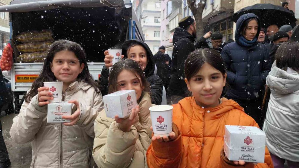 Bitlis Vakıflar Bölge Müdürlüğü başta Bitlis olmak üzere Hakkari, Muş, Siirt, Şırnak ve Van’da Berat Kandili dolayısıyla programlar düzenledi.