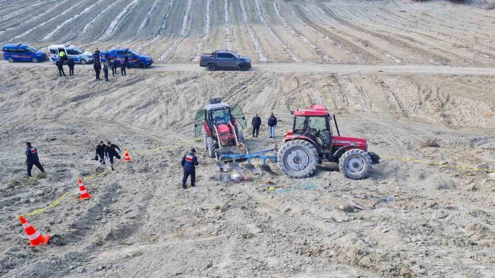 Burdur'da Tarlasının sürülüşünü çekerken traktörün altında kalan sürücü öldü