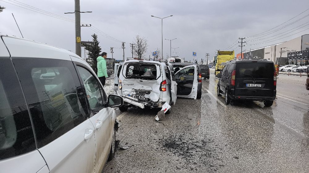 Bursa'da son dakika zincirleme kaza 4 yaralı