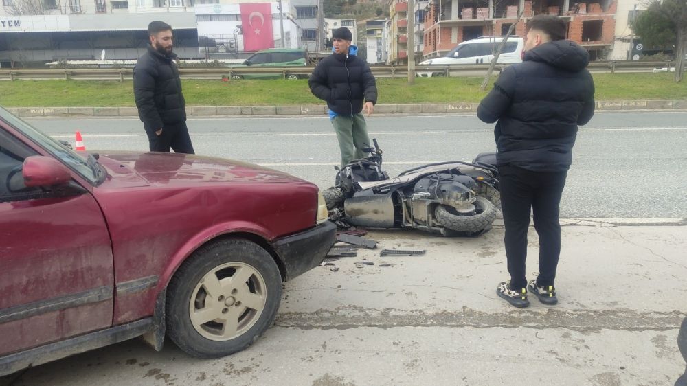 Bursa'da trafik kazası otomobil ile motosiklet çarpıştı 